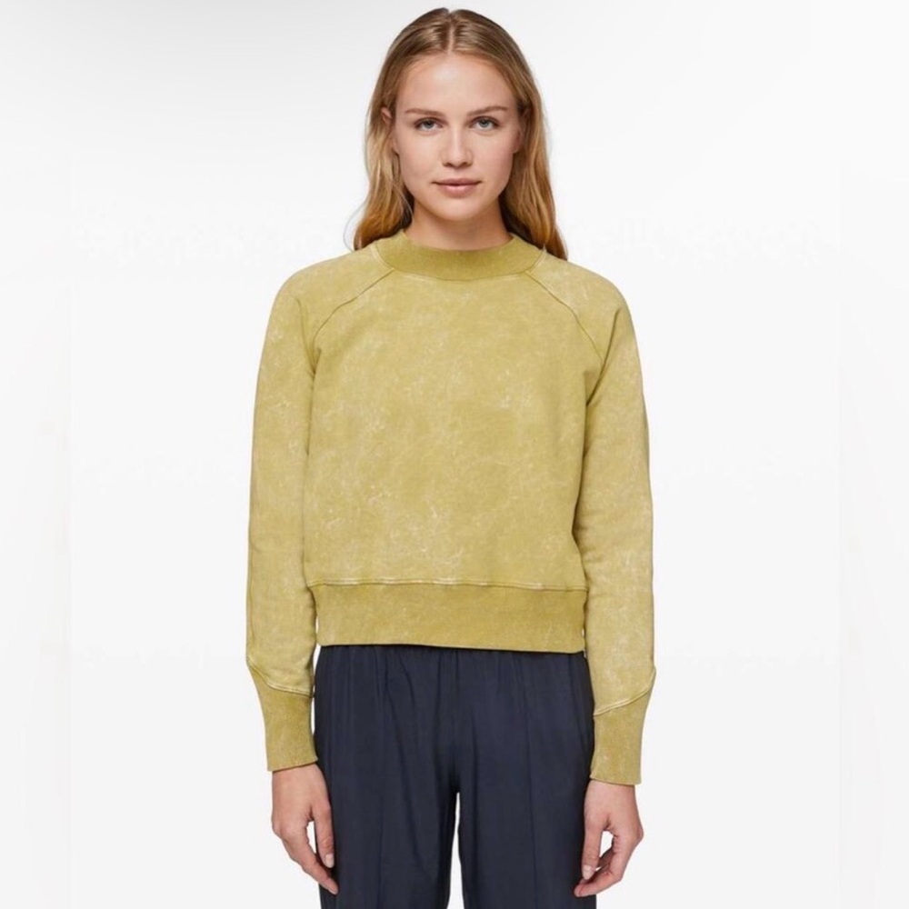 Lululemon Ready to Roll Crew
Washed Vintage Gold size 6